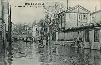 Le tramway passait dans cette rue d'Asnières-sur-Seine, indique la légende…