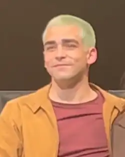 Omar Ayuso interprète Omar.