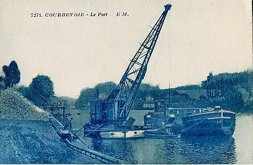 Avant de devenir une commune tertiaire, l'activité économique de la ville était tournée vers la Seine.