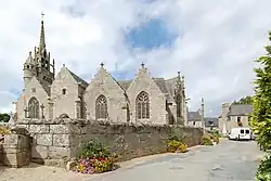 L'enclos paroissial du bourg de Trédrez: vue d'ensemble.