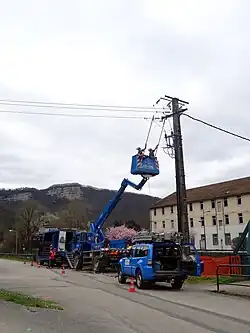 TST HTA travaillant sur une ligne HTA sous tension.