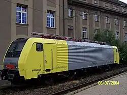 Une machine de Siemens Dispolok avec la livrée jaune et argent de la compagnie