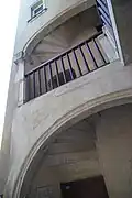 et un escalier dans la cour.