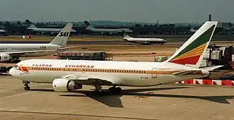 ET-AIZ, le Boeing 767 d'Ethiopian Airlines impliqué, ici à l'aéroport de Londres-Heathrow en juillet 1996, quatre mois avant l'accident.