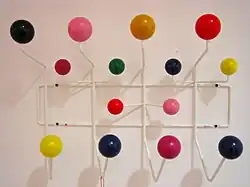 Porte-manteaux Hang It All créé en 1953.