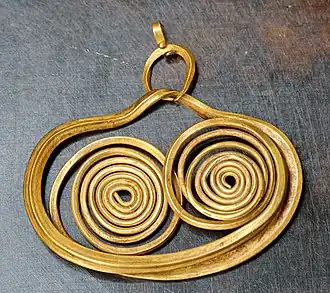 Boucle d'oreille en or, vers 1600 av. J.-C., Musée du Louvre.