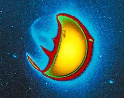 La moitié de la Terre est orange entourée de rouge, l'autre est bleue.