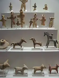 Figurines en terre cuite vouées au sanctuaire d'Olympie, Xe&nbsp;– VIIe&nbsp;siècle av. J.-C. Musée archéologique d'Olympie.
