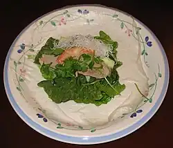 Un rouleau de printemps en cours de préparation.