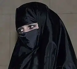 Femme en niqab, considéré comme voile intégral.