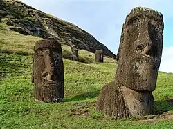 …des moai de plusieurs tonnes où seul environ un tiers est apparent,