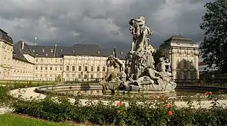 Les jardins et la façade baroque du monastère.