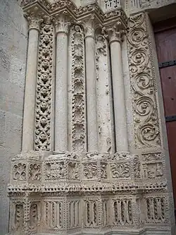 Rinceaux du portail Saint-Jean de la cathédrale de Rouen, gothique primitif, XIIe siècle.