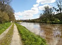 L'Aulne juste en aval de l'écluse de Prad Pourrig (Prat Pouric), visible à l'arrière-plan (écluse no&nbsp;222 du Canal de Nantes à Brest).