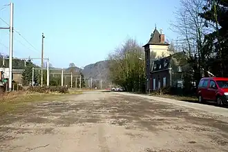Écluse de Tilff, vue sur le canal remblayé, à droite la maison de l'éclusier.