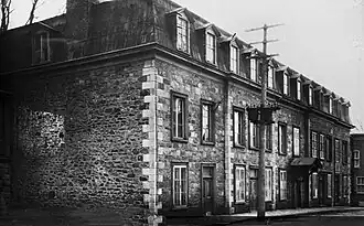 École des frères, encoignure des rues Saint-Pierre et Saint-François-Xavier, 1881.