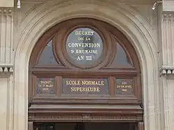 École normale supérieure : médaillon de la porte principale.