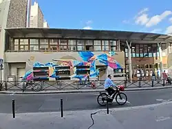 Fresque décorant l'école primaire.