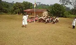 Élèves de l'école primaire et de l'école maternelle d'Hikoadjom devant le plus ancien bâtiment du site