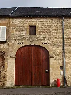 Porte remarquable au 5 rue des Telliers.