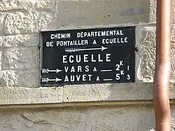 Plaque sur la façade de la mairie.