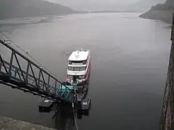 Pont supérieur d'une estacade à funiculaire pour passagers à l'étiage, à la pointe sud du barrage