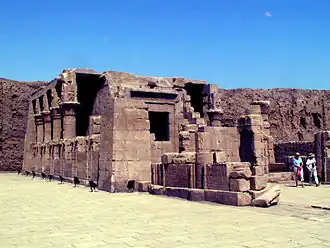 Ruines du mammisi d'Edfou construit par divers monarques ptolémaïques et romains.