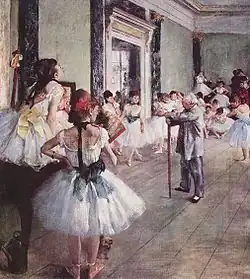 Peinture montrant un studio de danse où un vieil homme se tient au centre, appuyé sur une grande canne, alors que de jeunes danseuses font cercle autour de lui.