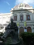 Statue de Joaquín Víctor González devant la présidence de l'UNLP.