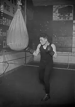 Un homme frappant dans un sac de boxe