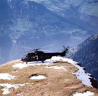 Un Cougar des Forces aériennes royales néerlandaises lors d'un entrainement de vol en montagne.
