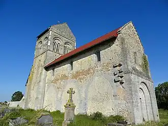 Vue nord de l'église Sainte-Hélène et de son cimetière.