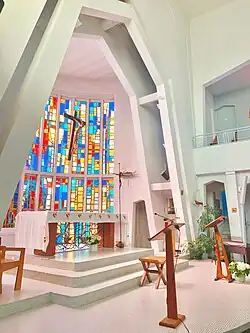 Le chœur avec l’autel et l’ambon.