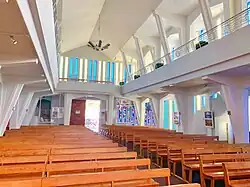 La nef et l'entrée.