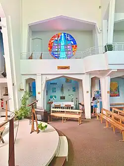 Le vitrail de la Vierge.