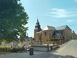 L'église Saint-Pierre de Pleslin.