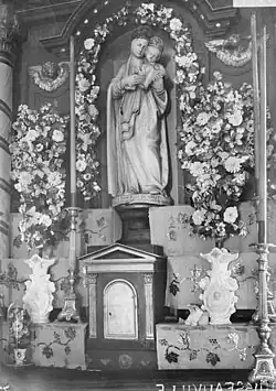 L'autel de l'église en 1914.