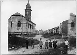 Église : Vue extérieure et groupe d'enfants, le 31 août 1915.