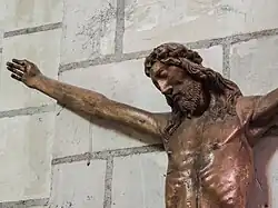 Vue rapprochée sur la tête, le torse et le bras droit du Christ, sans croix.