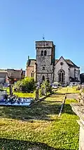 L'église Notre-Dame-de-Septembre de Martrin, vue depuis le cimetière attenant.