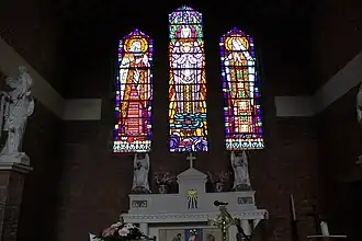 Les vitraux du chœur.