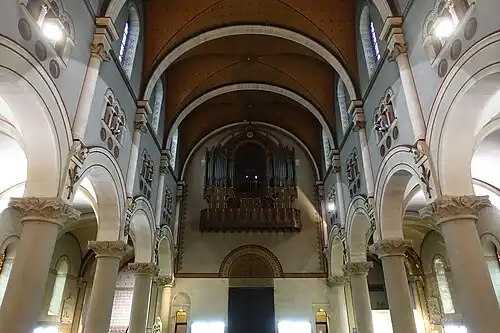 La nef avec l'orgue.