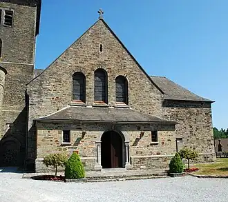 La façade néo-romane.