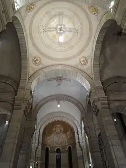 Coupole de la croisée avec les symboles évangélistes et l'Agneau pascal en plein centre.