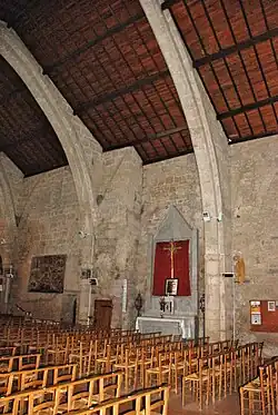 La nef couverte d'une charpente apparente sur arcs diaphragmes.