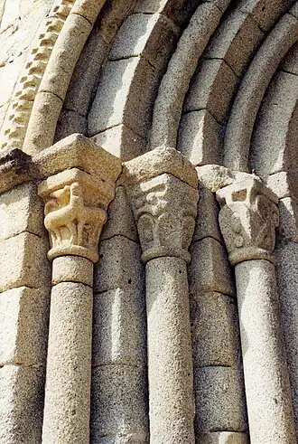 Colonnes et chapiteaux du portail