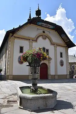 La façade de l'église.