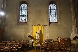 Statue de saint Joseph au transept droit.