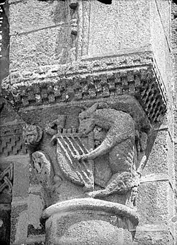 Chapiteau des animaux musiciens : âne jouant de la harpe.