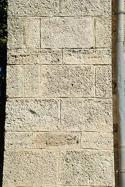 Opus monspeliensis du contrefort prolongeant la façade au sud.